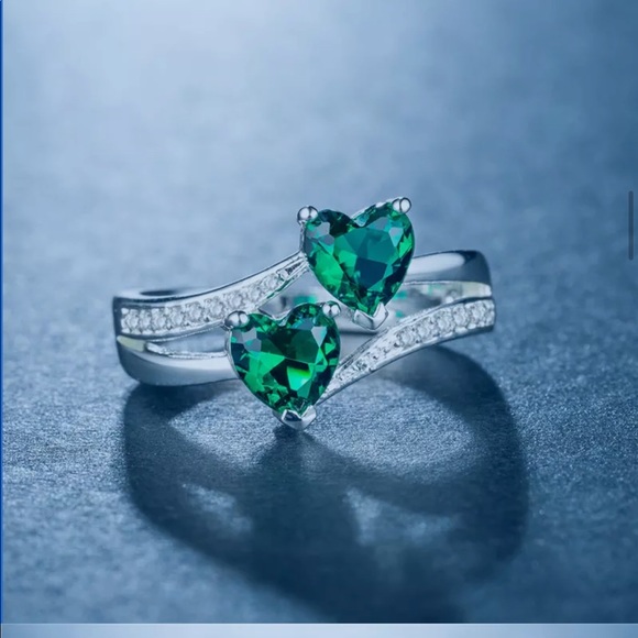 New 925 Silver Two Romantic Hearts Shape Emerald Ring - Picture 2 of 3